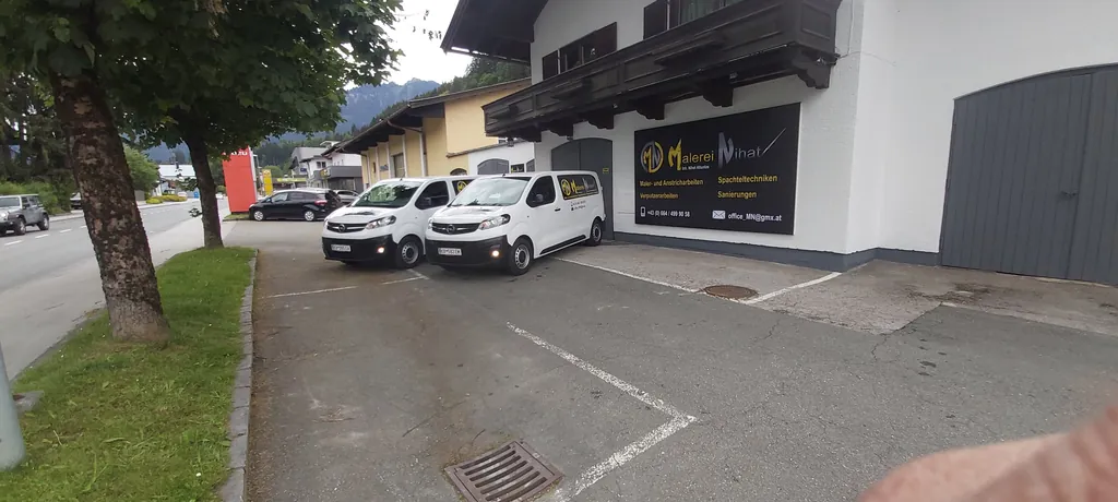 Malerei Nihat – Firmengebaeude und Fahrzeuge in St. Johann in Tirol
