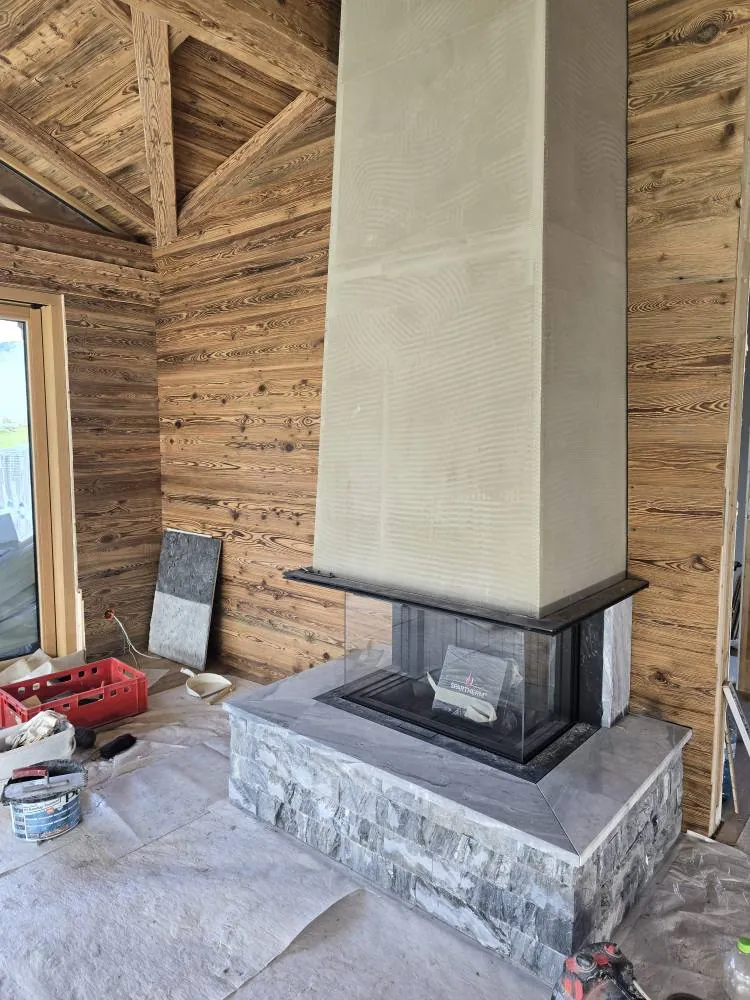 Kamin in Tiroler Holzstube mit Verputz