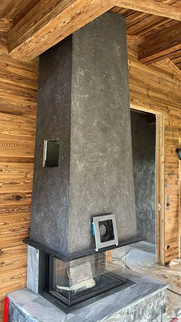 Kamin mit dunkler Spachteltechnik